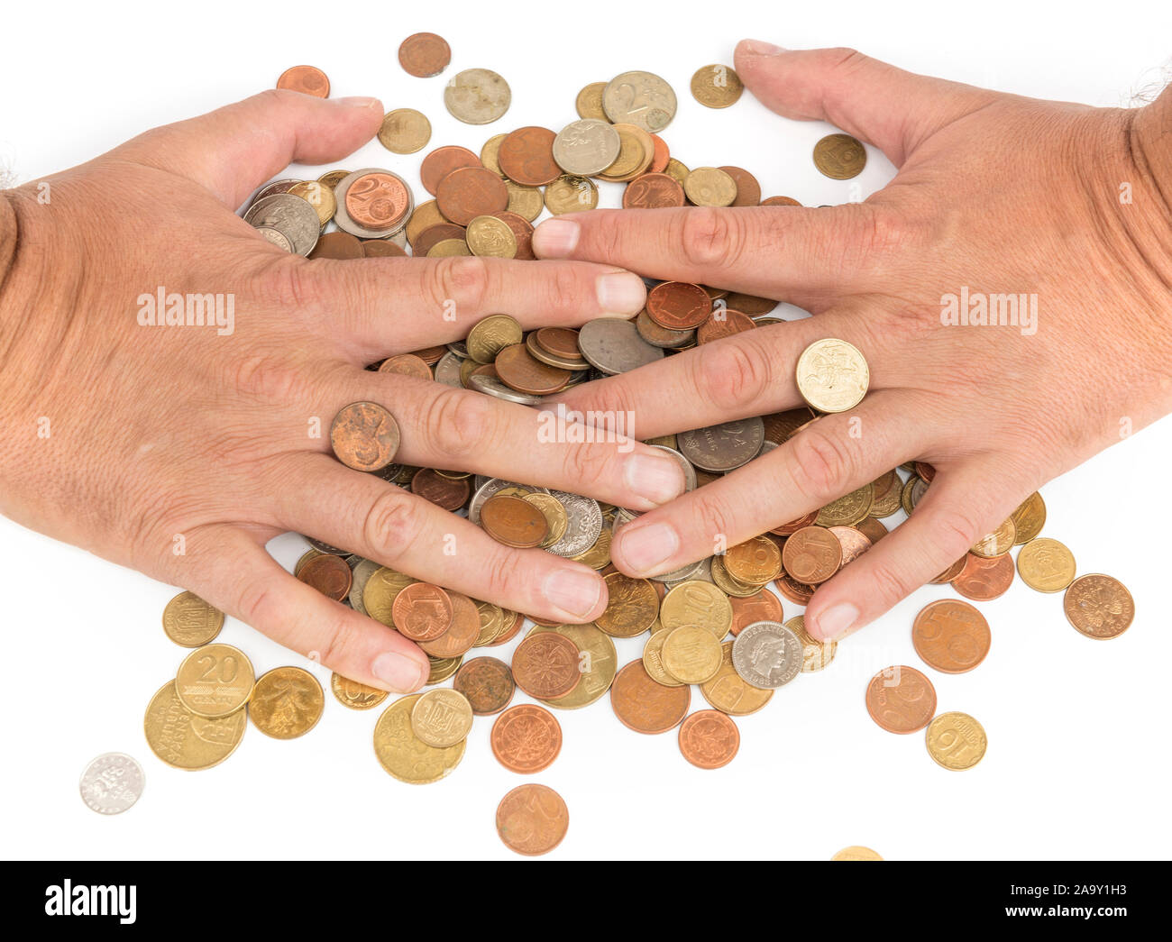 Le mani sul mucchio di monete. Risparmi difficili Foto Stock