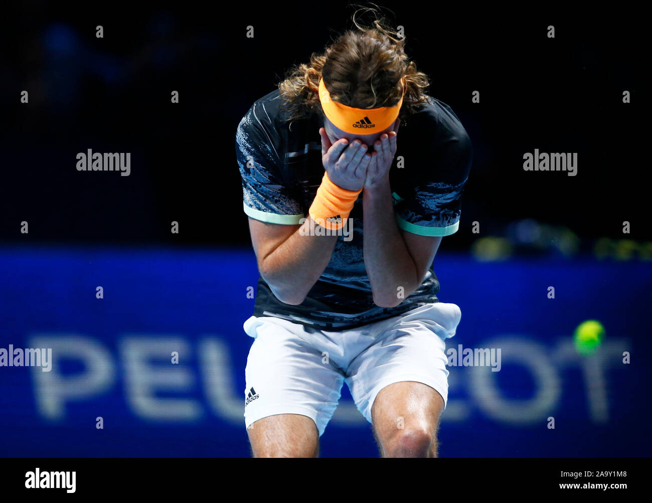 Londra, Regno Unito. Novembre 17 Stefanos Tsitsipas (GRE) celebra la sua vittoria dopo Singles Championship match finale Dominic Thiem (AUT) contro Ste Foto Stock