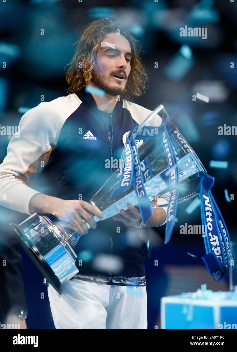 Londra, Regno Unito. Novembre 17 Stefanos Tsitsipas (GRE) con il trofeo dopo Singles Championship match finale Dominic Thiem (AUT) contro Stefanos Foto Stock