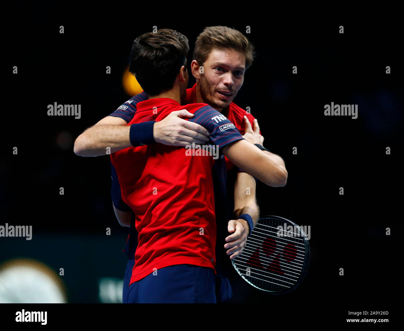Londra, Regno Unito. Novembre 17 Pierre-Hughes Herbert e Nicolas MAHUT celebra vincono durante in azione durante il Doubles Championship finale m Foto Stock