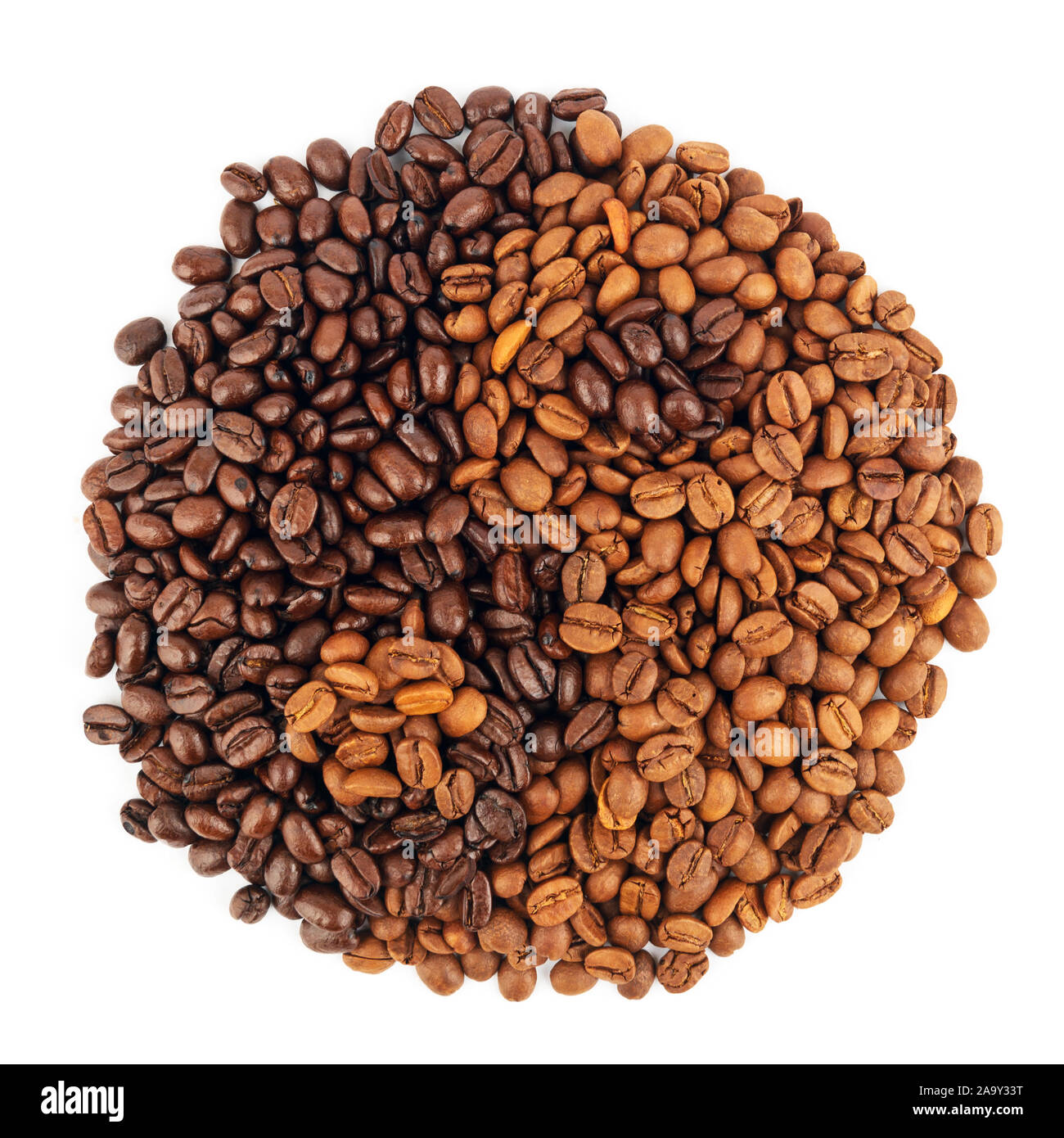 Due tipi di chicchi di caffè in una forma di yin e yang segno Foto Stock