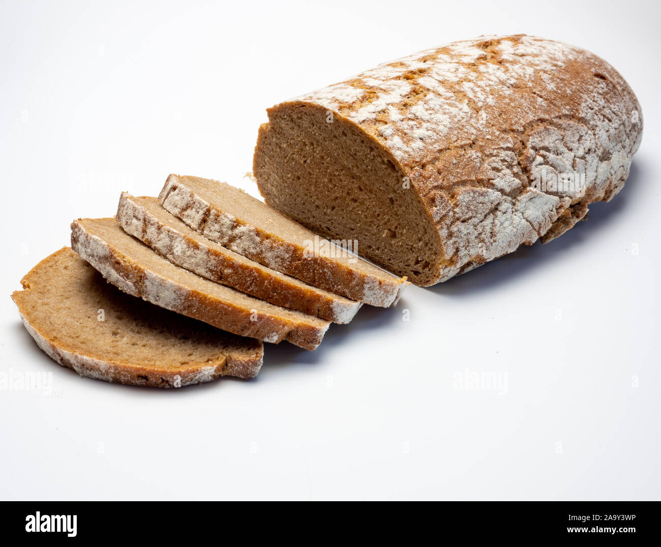 Pane di segale isolati su sfondo bianco Foto Stock