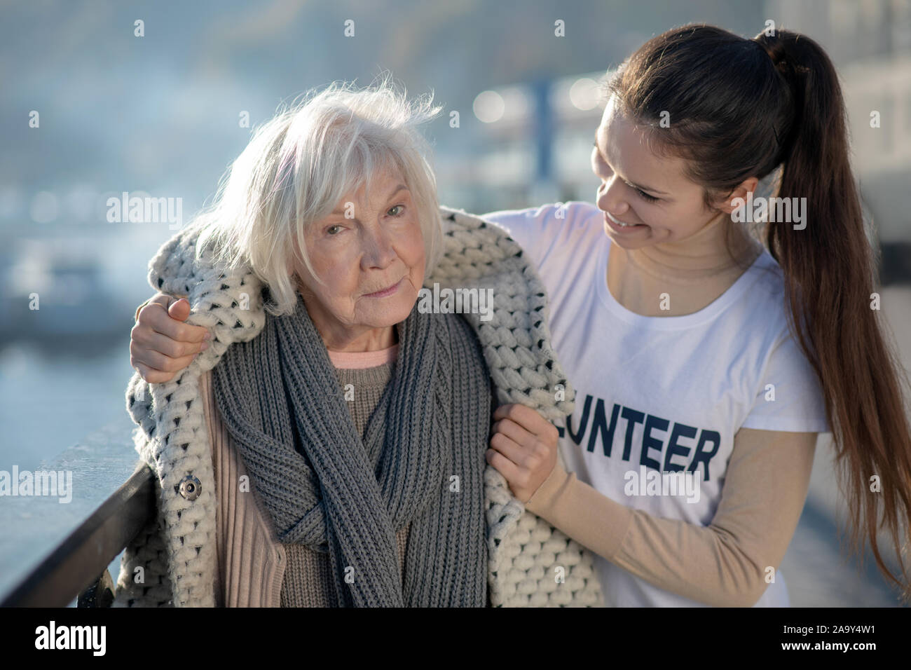 Senzatetto pensionato sensazione grati e riconoscenti per volontario Foto Stock