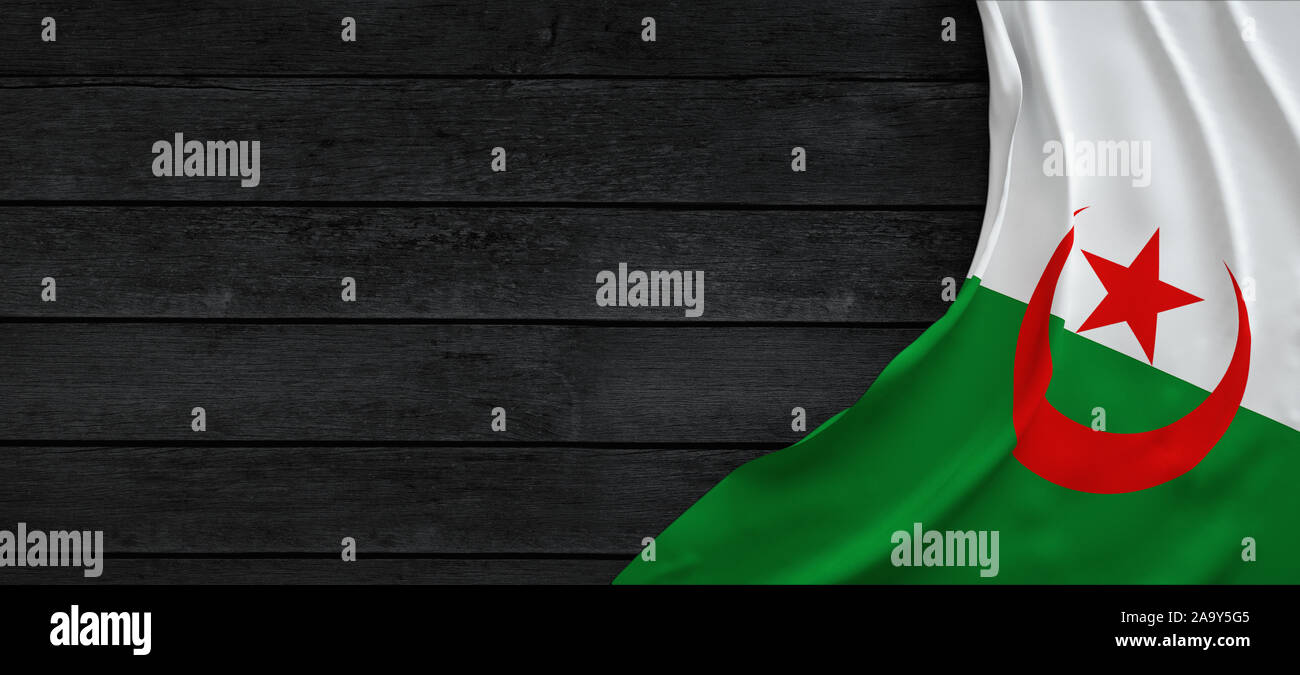 Bandiera di Algeria, tessuto sul legno scuro. Foto Stock