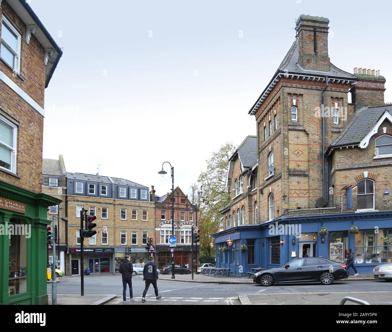 Caffè, negozi e pub sulla strada della Chiesa, il Crystal Palace di Londra, Regno Unito. Mostra marrone e verde cafe (sinistra), White Hart pub (a destra). Westow Street in background. Foto Stock