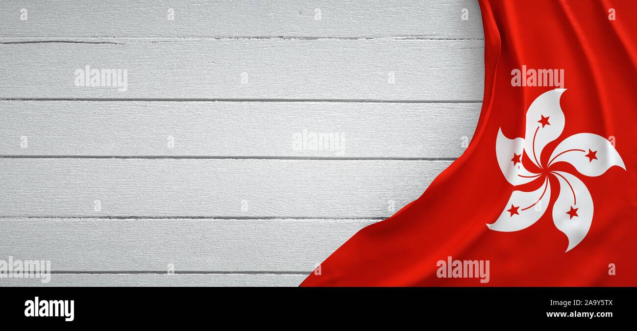 Hong Kong bandiera, sulla parte superiore di legno bianco. Tessuto stropicciato. Foto Stock