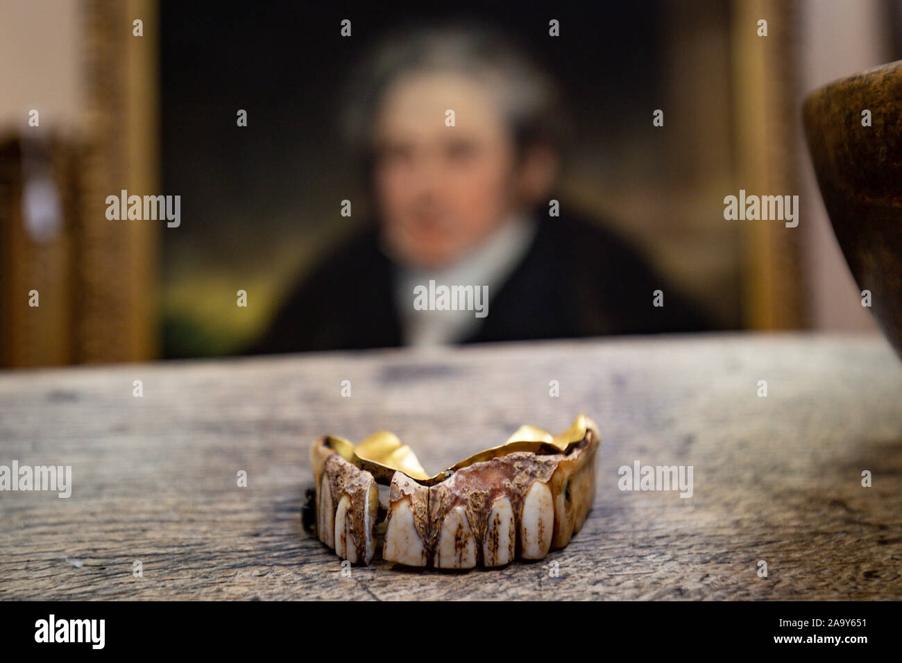 Un 200-anno-vecchio set di denti finti, sul display a Hansons banditori nel Derbyshire, che si prevede di vendere per fino a £ 7.000 all'asta il 25 novembre. Foto di PA. Picture Data: lunedì 18 novembre, 2019. I denti sono stati scoperti da un Buckinghamshire uomo mentre fuori di metallo e di rilevazione sono realizzati in oro e possibilmente ippona avorio. Foto di credito dovrebbe leggere: Giacobbe re/PA FILO Foto Stock Un 200-anno-vecchio set di denti finti, sul display a Hansons banditori nel Derbyshire, che si prevede di vendere per fino a £ 7.000 all'asta il 25 novembre. Foto di PA. Picture Data: lunedì 18 novembre, 2019. I denti sono stati scoperti da un Buckinghamshire uomo mentre fuori di metallo e di rilevazione sono realizzati in oro e possibilmente ippona avorio. Foto di credito dovrebbe leggere: Giacobbe re/PA FILO Foto Stock