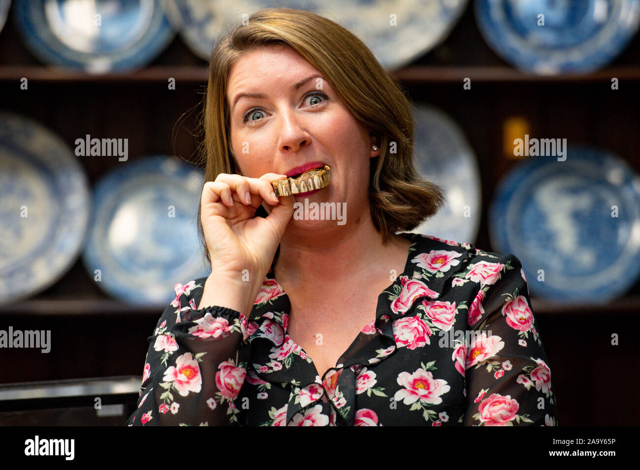 Isabel Murtough, un valutatore a Hansons banditori in Derbsyhire, con un 200-anno-vecchio set di denti finti che si prevede di vendere per fino a £ 7.000 all'asta il 25 novembre. Foto di PA. Picture Data: lunedì 18 novembre, 2019. I denti sono stati scoperti da un Buckinghamshire uomo mentre fuori di metallo e di rilevazione sono realizzati in oro e possibilmente ippona avorio. Foto di credito dovrebbe leggere: Giacobbe re/PA FILO Foto Stock Isabel Murtough, un valutatore a Hansons banditori in Derbsyhire, con un 200-anno-vecchio set di denti finti che si prevede di vendere per fino a £ 7.000 all'asta il 25 novembre. Foto di PA. Picture Data: lunedì 18 novembre, 2019. I denti sono stati scoperti da un Buckinghamshire uomo mentre fuori di metallo e di rilevazione sono realizzati in oro e possibilmente ippona avorio. Foto di credito dovrebbe leggere: Giacobbe re/PA FILO Foto Stock