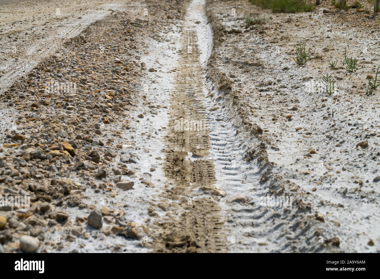 Close up skid segna sulla terra asciutta di un mare di sale Foto Stock