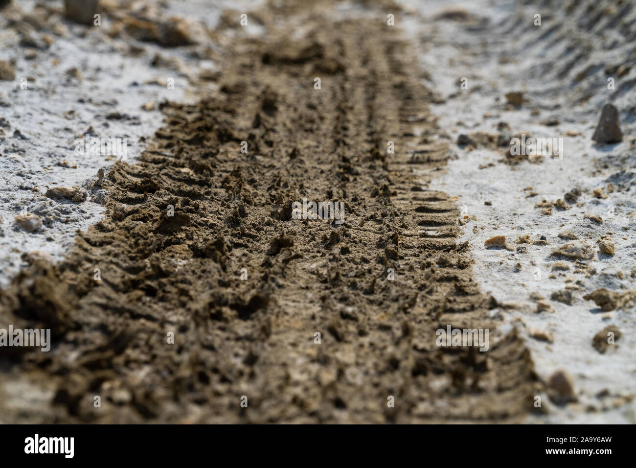 Close up skid segna sulla terra asciutta di un mare di sale Foto Stock