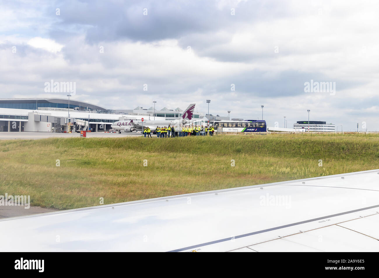 Budapest, Ungheria - 23 Maggio 2019 : vista dal sedile per passeggeri di un aereo in rullaggio a Budapest Airport Foto Stock