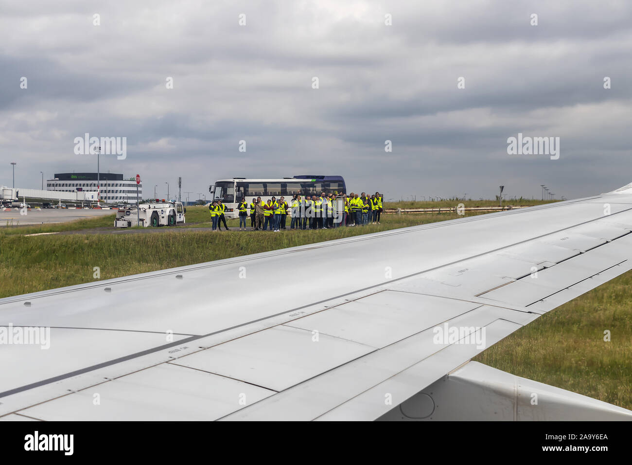 Budapest, Ungheria - 23 Maggio 2019 : vista dal sedile per passeggeri di un aereo in rullaggio a Budapest Airport Foto Stock