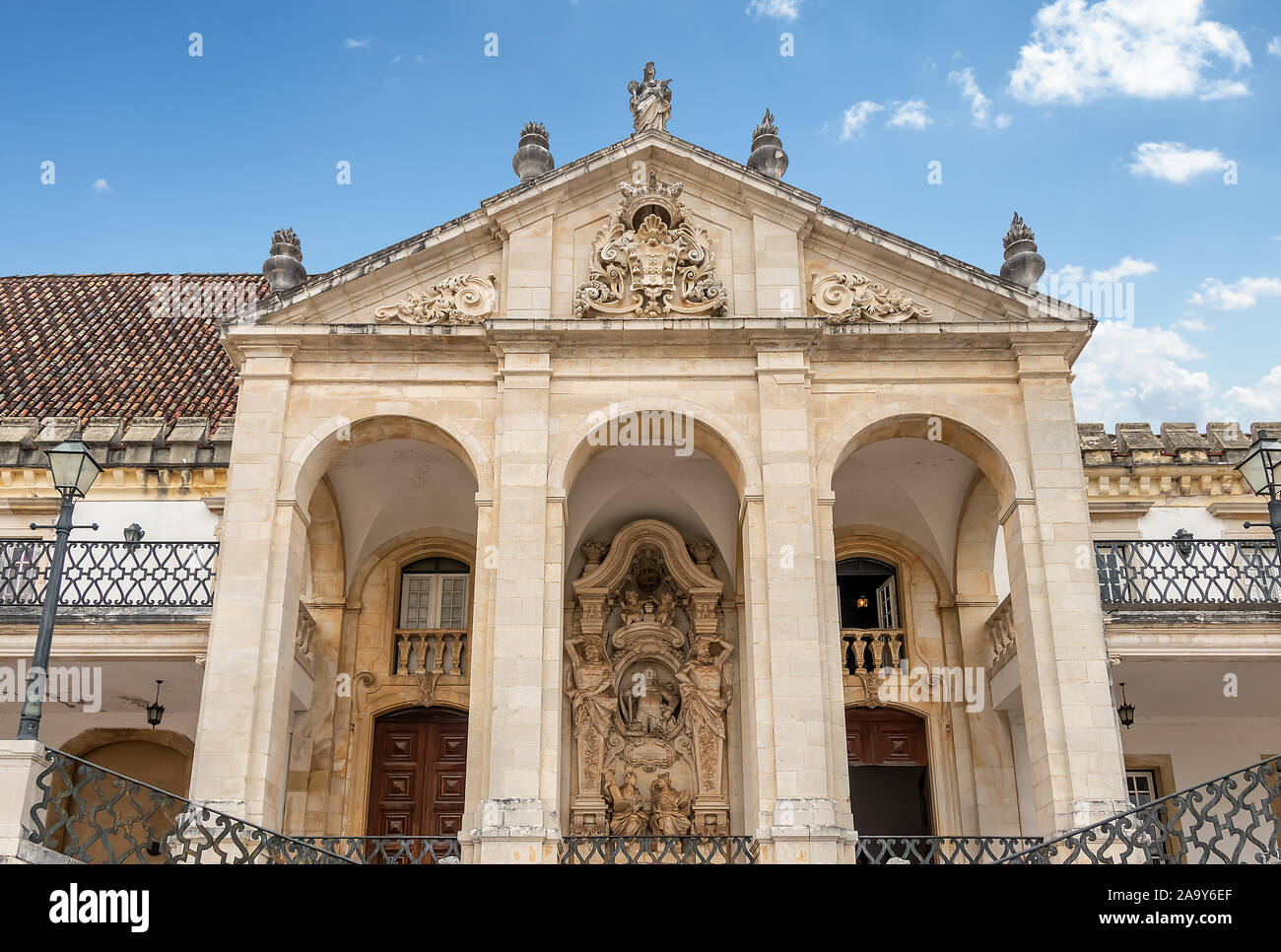 La facciata esterna dell'Università di Coimbra Foto Stock