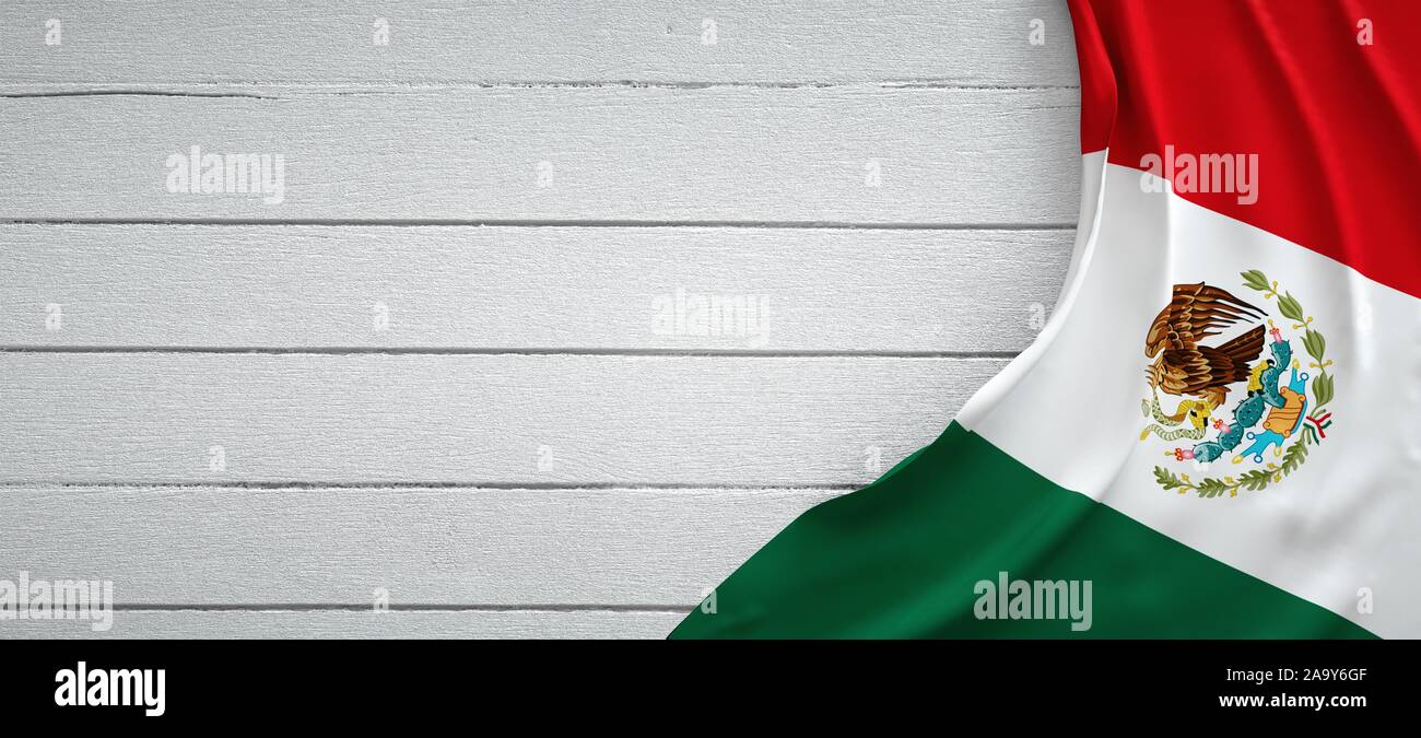 Bandiera messicana, sulla parte superiore di legno bianco. Tessuto stropicciato. Foto Stock
