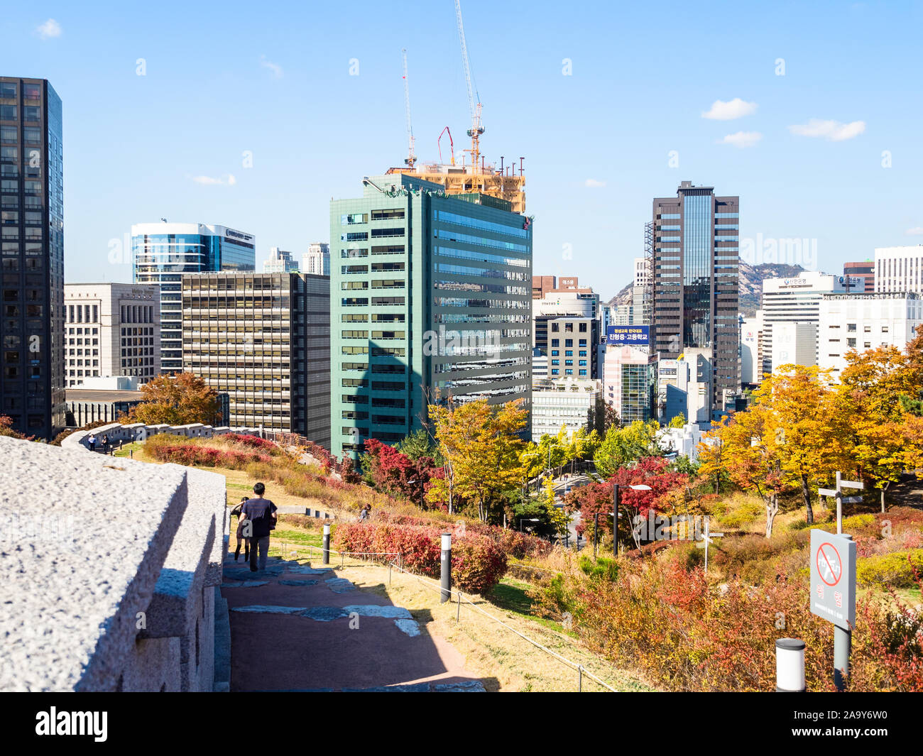 SEOUL, Corea del Sud, 4 novembre 2019: la gente va a edifici moderni in Jung-gu distretto nel Parco di Namsan sulla montagna di Nam e vista a Seoul Città su Foto Stock