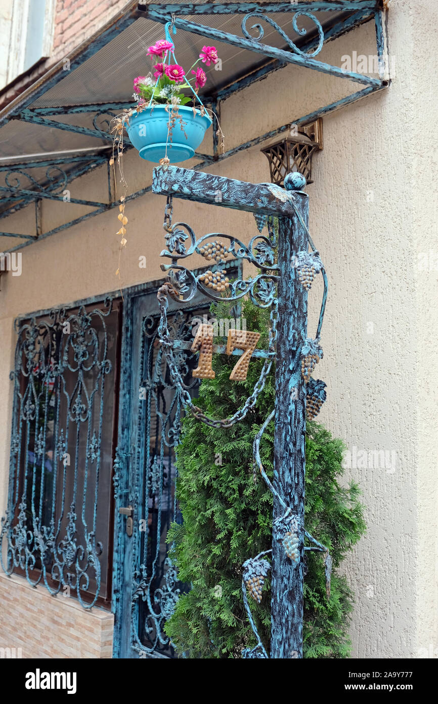 Porta e finestra con metallo forgiato traforata traliccio. Ferro battuto  flower stand all'ingresso della casa con il numero 17 Foto stock - Alamy