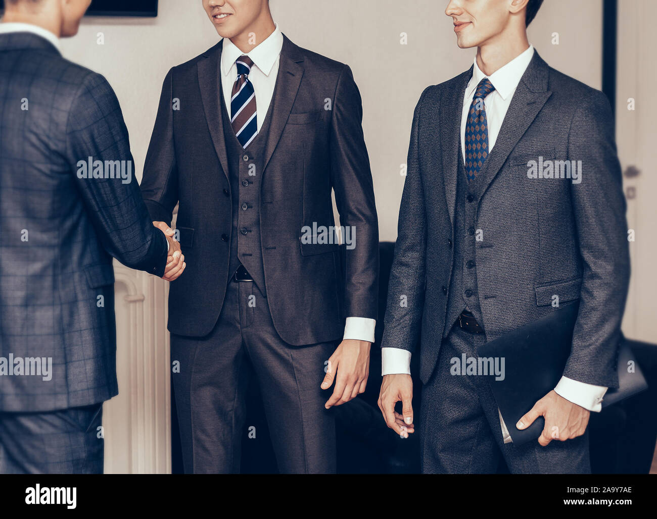 Stretta di mano business partner nella sala congressi del centro business Foto Stock