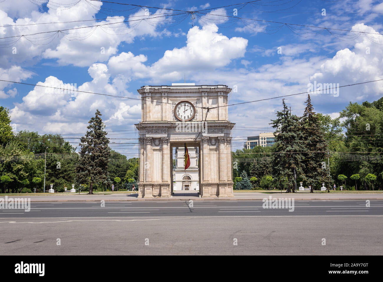 Arco trionfale su la Grande Assemblea Nazionale Square - la piazza centrale di Chisinau, capitale della Repubblica di Moldavia Foto Stock