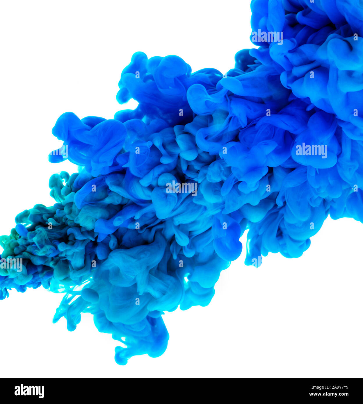 Nube di inchiostro blu in acqua isolati su sfondo bianco. Foto Stock