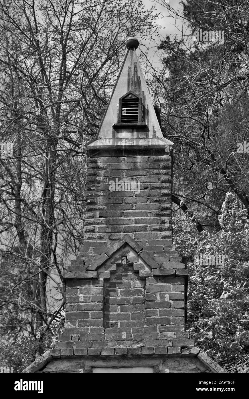 Molto vecchio mausoleo costruito sul fianco di una collina con steeple, lapidi, e ferro battuto recinzione Foto Stock