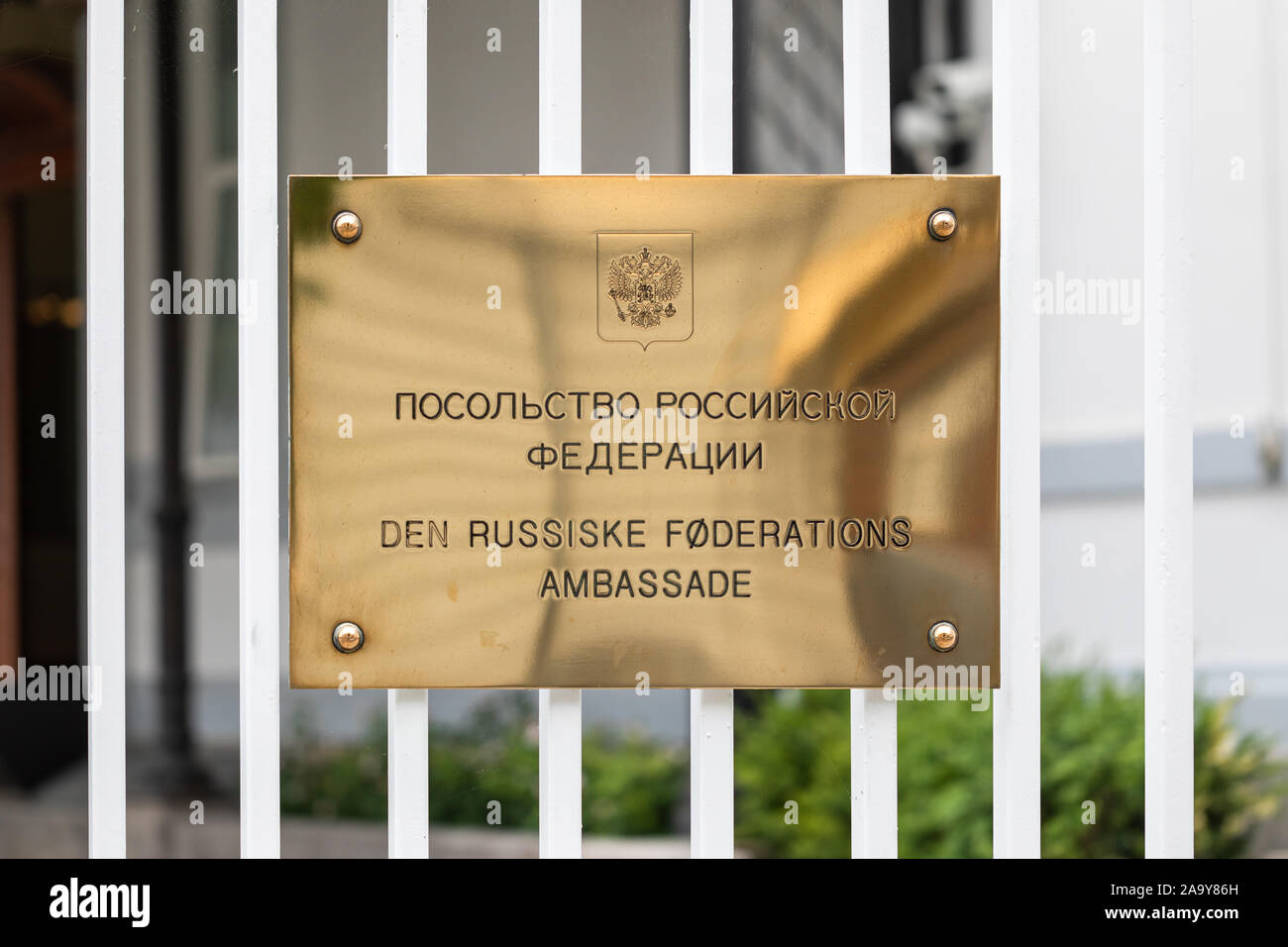 Den Russiske Føderations Ambassade (Ambasciata della Federazione Russa), segno sulla gate; Copenhagen, Danimarca Foto Stock