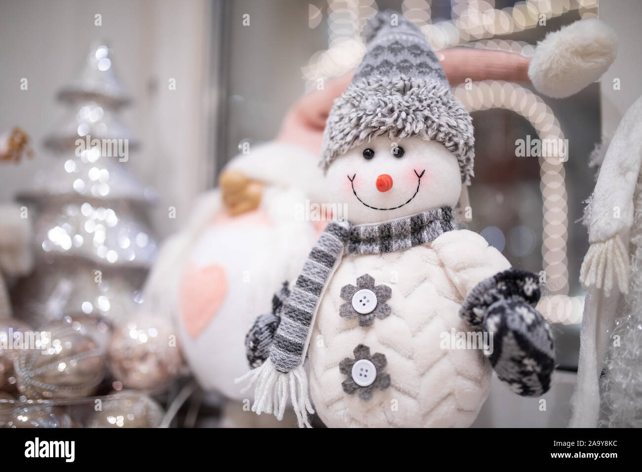 Toy pupazzo di neve in un berretto lavorato a maglia decorazione di Natale, inverno Umore festive Foto Stock