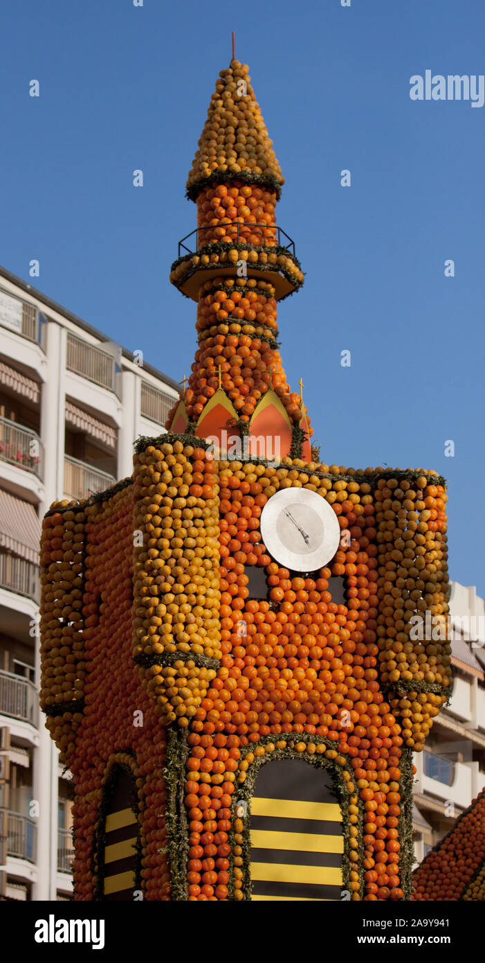 Sagra del limone, Fete du Citron, sulla Riviera Francese. Composizione Architettonica e commestibili enormi figure composte da succosa di limoni e di arance Foto Stock