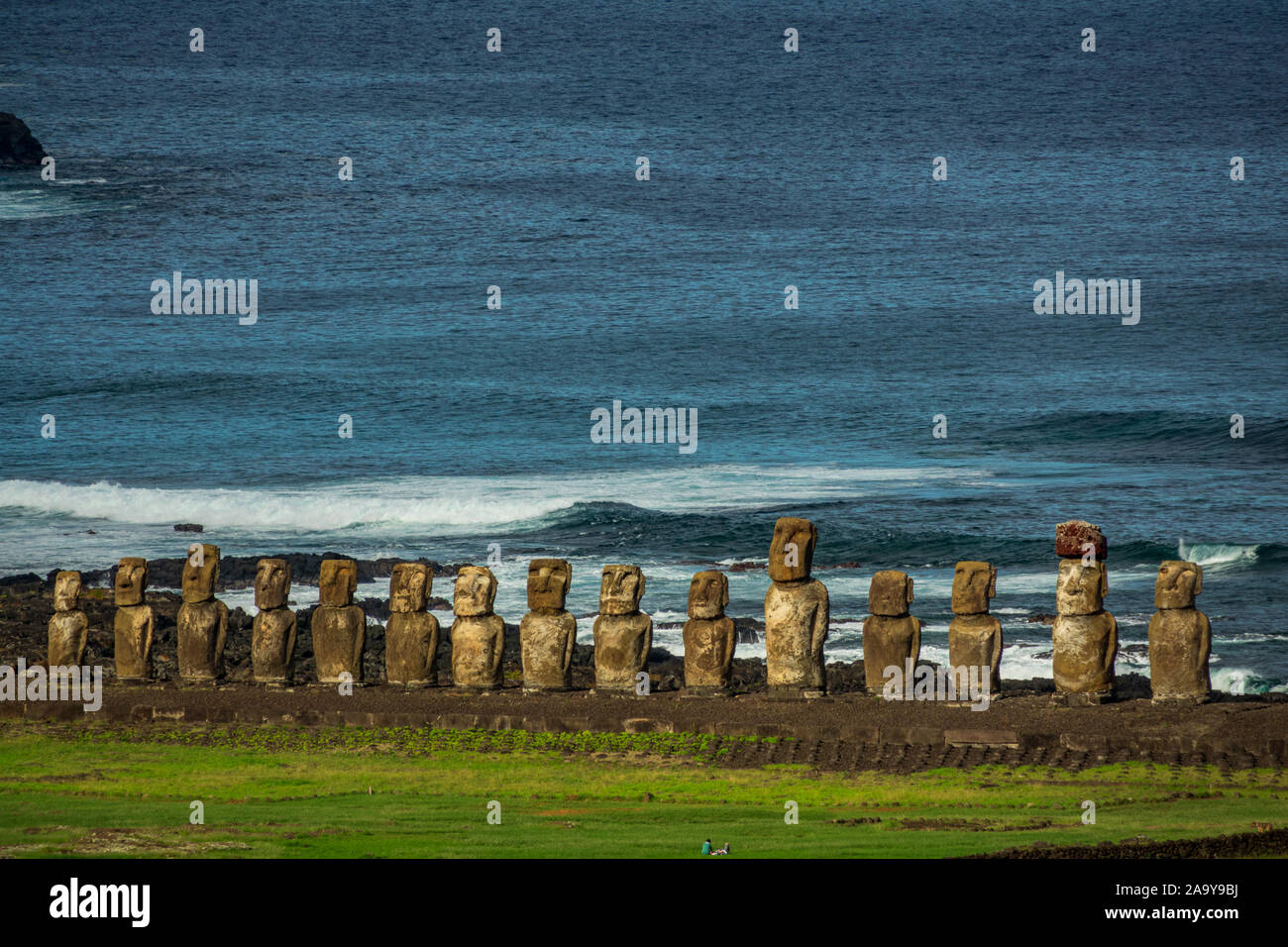 Moai statue di Ahu Tongariki sull isola di pasqua dalla distanza Foto Stock