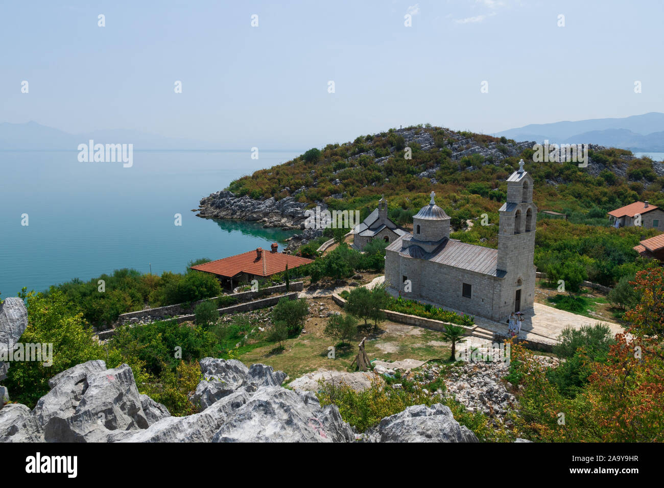 La vista dal punto più alto dell'isola di beška. Il monastero femminile Beska. Lago di Skadar. Montenegro. Foto Stock