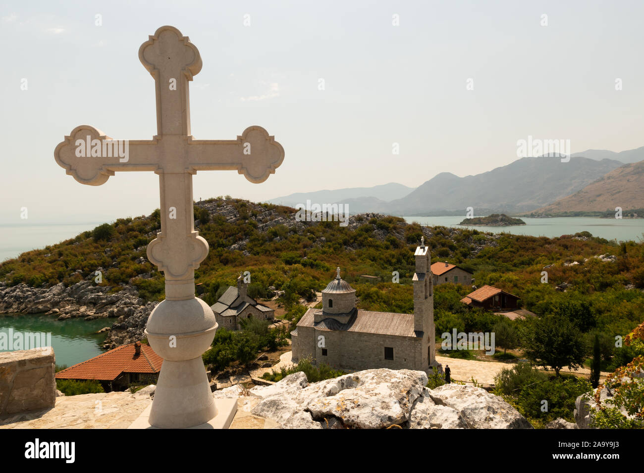 Croce. La vista dal punto più alto dell'isola di beška. Il monastero femminile Beska. Lago di Skadar. Montenegro. Foto Stock