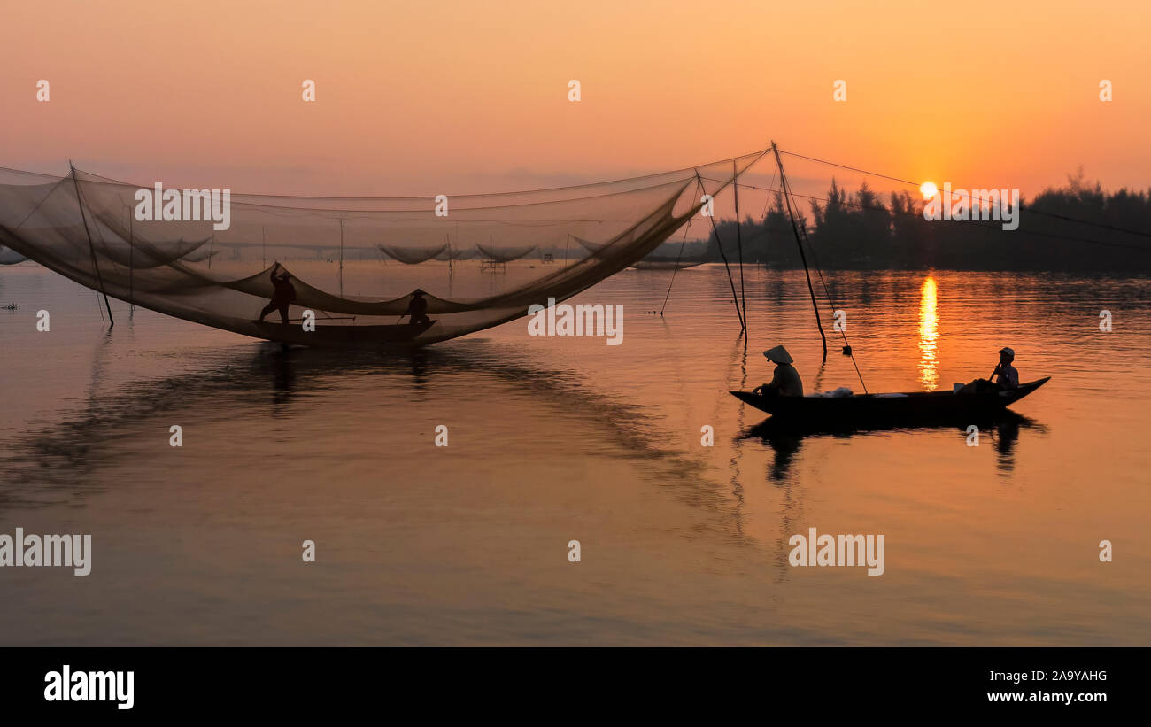 Sollevamento stazionario la pesca con rete da trappola a spiaggia di Cua Dai, Hoi An, Vietnam Foto Stock