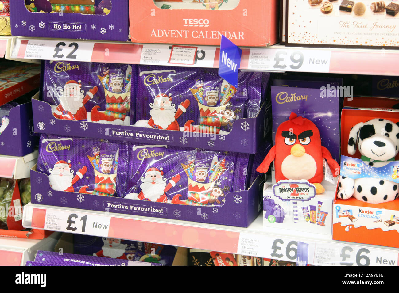 Cadbury festosa cioccolato preferiti 2019 in vendita nei supermercati Tesco su scaffale di supermercato Foto Stock