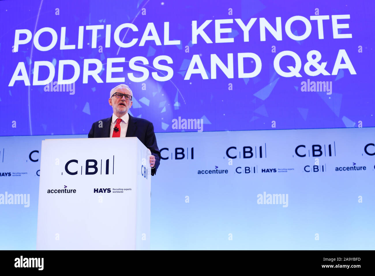 Il leader del partito laburista, Jeremy Corbyn rende un keynote discorso politico durante l annuale Confederazione dell'industria britannica (CBI) conferenza tenutasi a Londra. Foto Stock