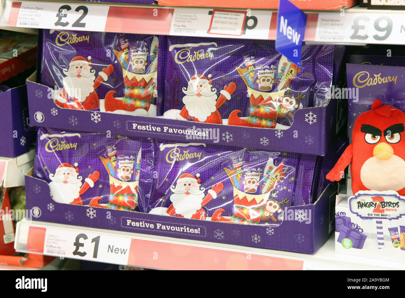 Cadbury festosa cioccolato preferiti 2019 in vendita nei supermercati Tesco su scaffale di supermercato Foto Stock