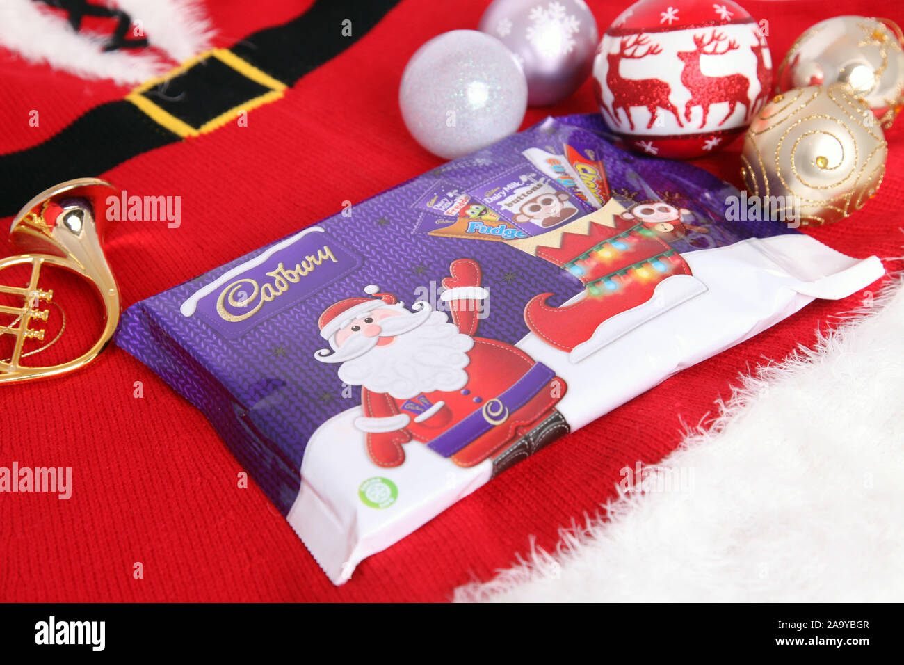 Cadbury festosa preferiti 2019 sigillato in esterno involucro di Natale Foto Stock