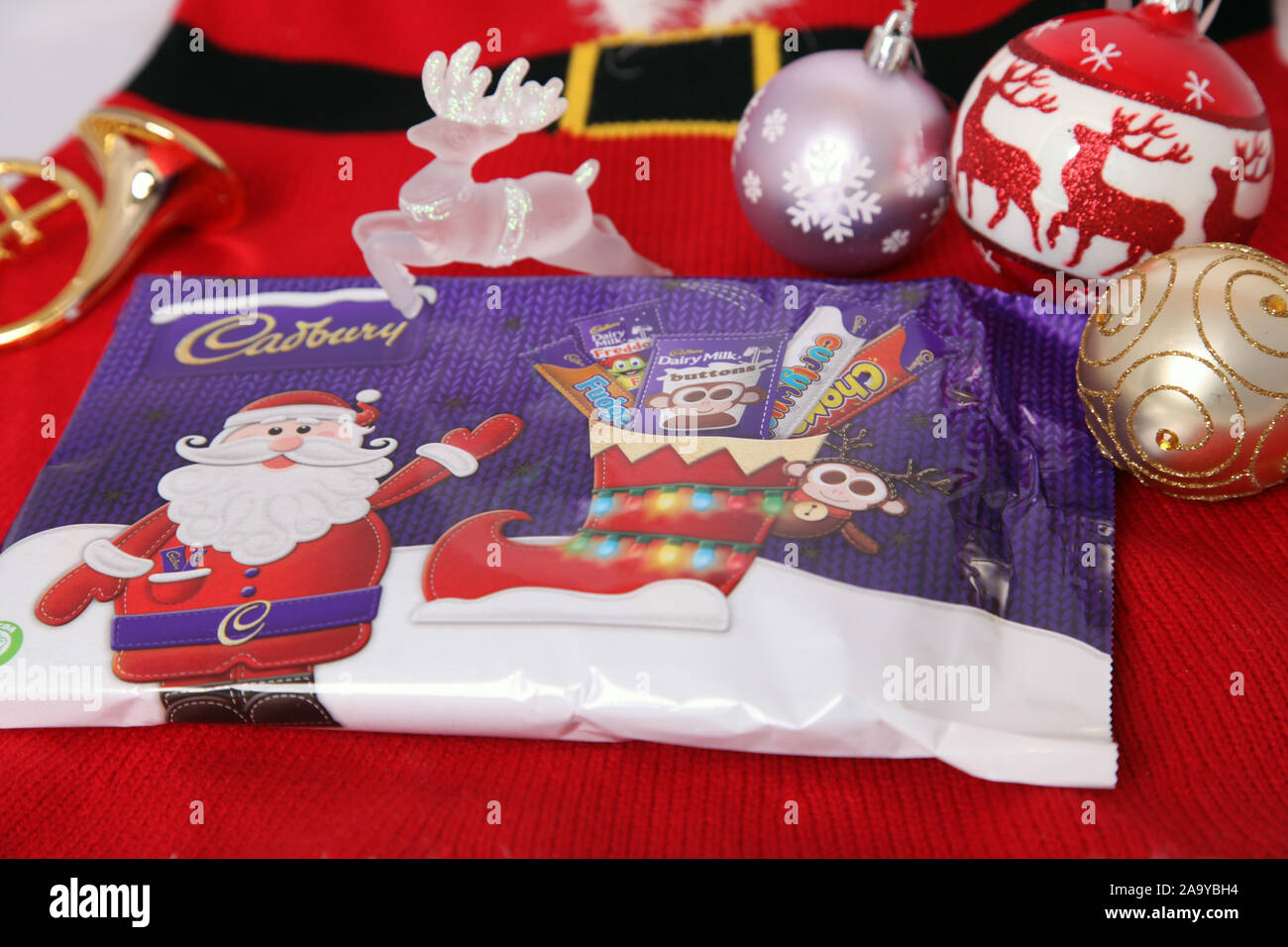Cadbury festosa preferiti 2019 sigillato in involucro esterno Foto Stock