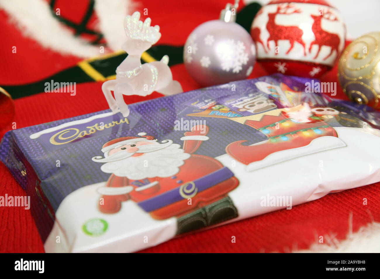 Cadbury festosa preferiti 2019 sigillato in involucro esterno Foto Stock