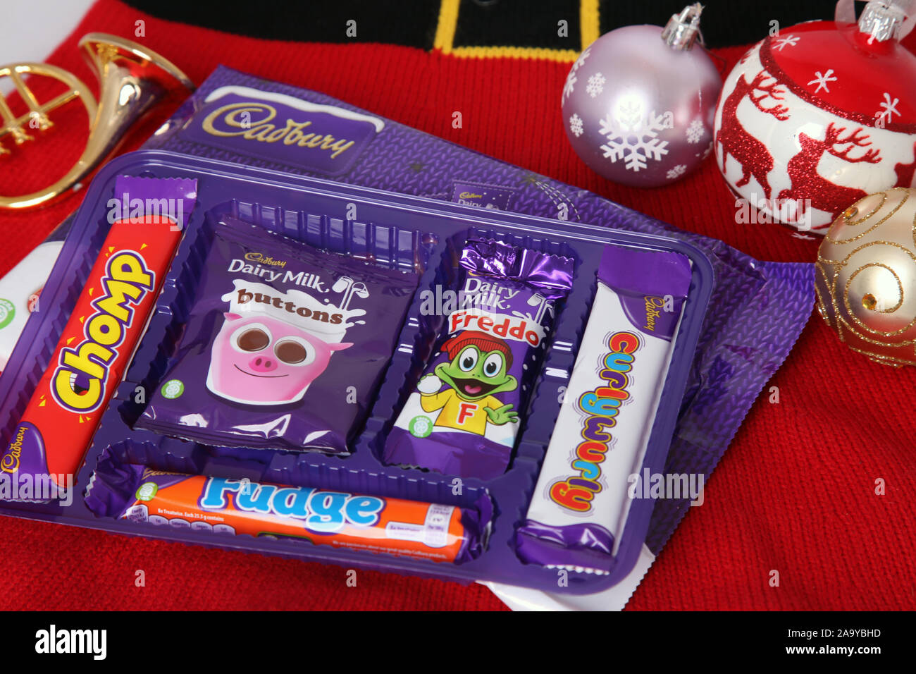 Cadbury festosa preferiti 2019 articoli nel vassoio di plastica al di fuori dell'involucro esterno Foto Stock