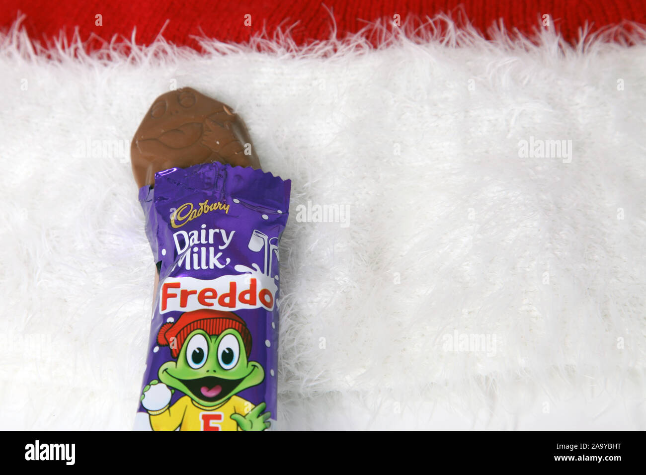 Cadbury Dairy Milk Freddo Chocolate Bar apre la confezione da Cadbury Favorites 2019 con spazio per la copia Foto Stock