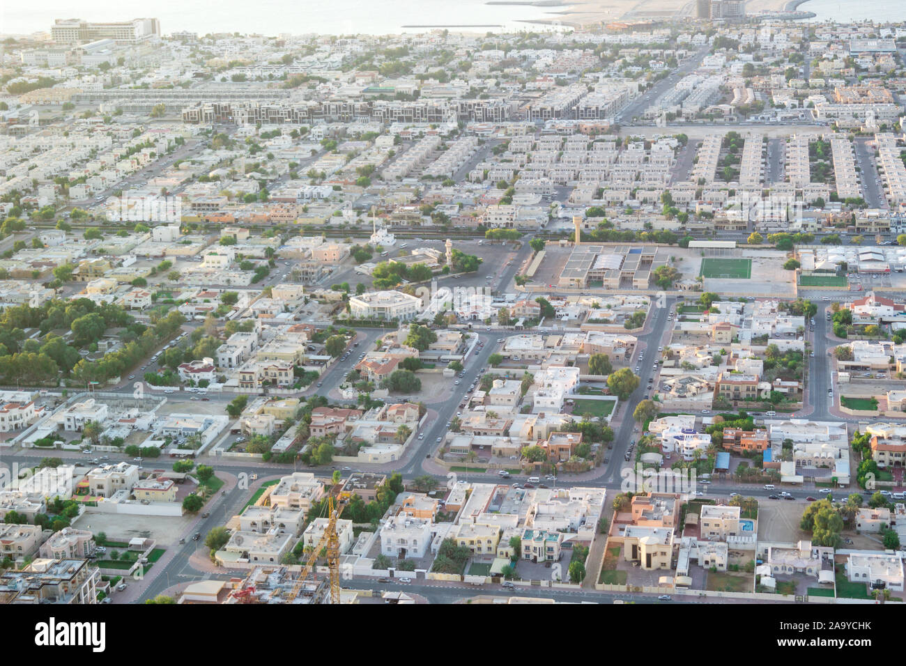 Vista aerea della periferia di Dubai il prossimo all'iconico Sheikh Zayed road - Luxury house e villa Foto Stock
