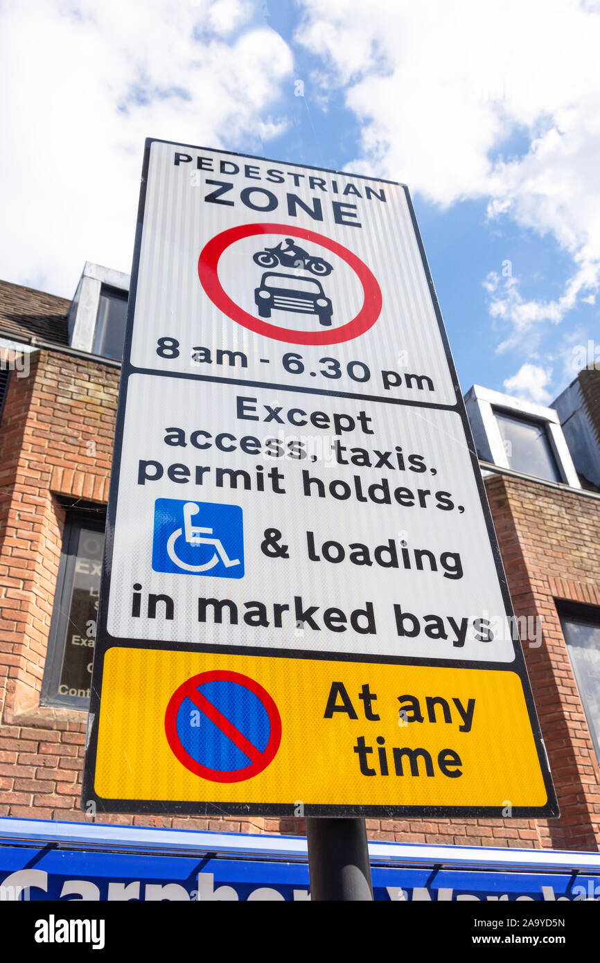 Zona pedonale di segno di traffico, High Street, Aylesbury, Buckinghamshire, Inghilterra, Regno Unito Foto Stock