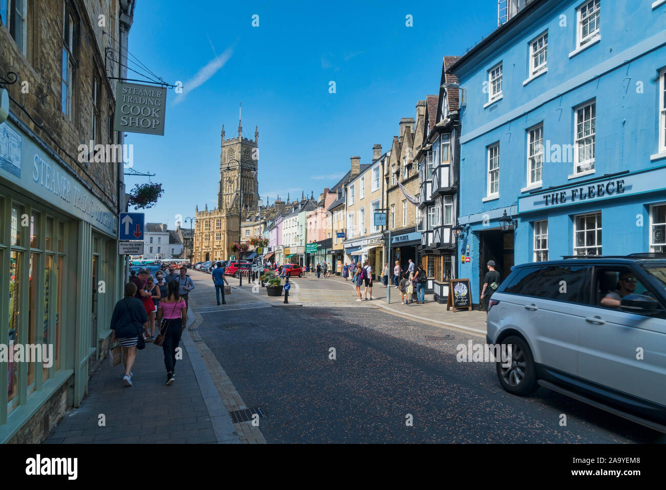 Cirencester; luogo di mercato guardando alla chiesa di San Giovanni Battista, Gloucestershire, UK; Inghilterra Foto Stock