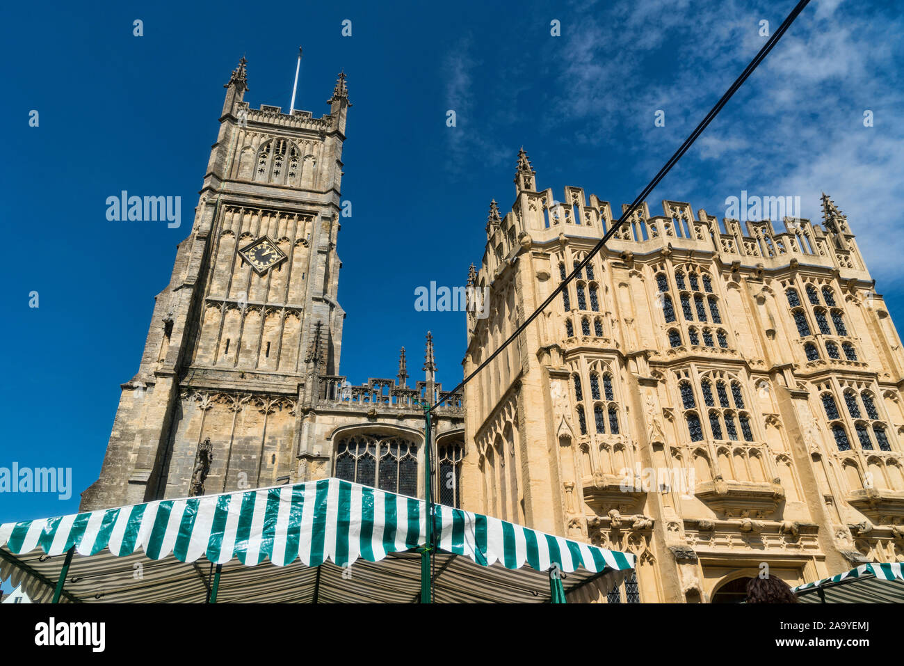 Cirencester; luogo di mercato guardando alla chiesa di San Giovanni Battista, Gloucestershire, UK; Inghilterra Foto Stock