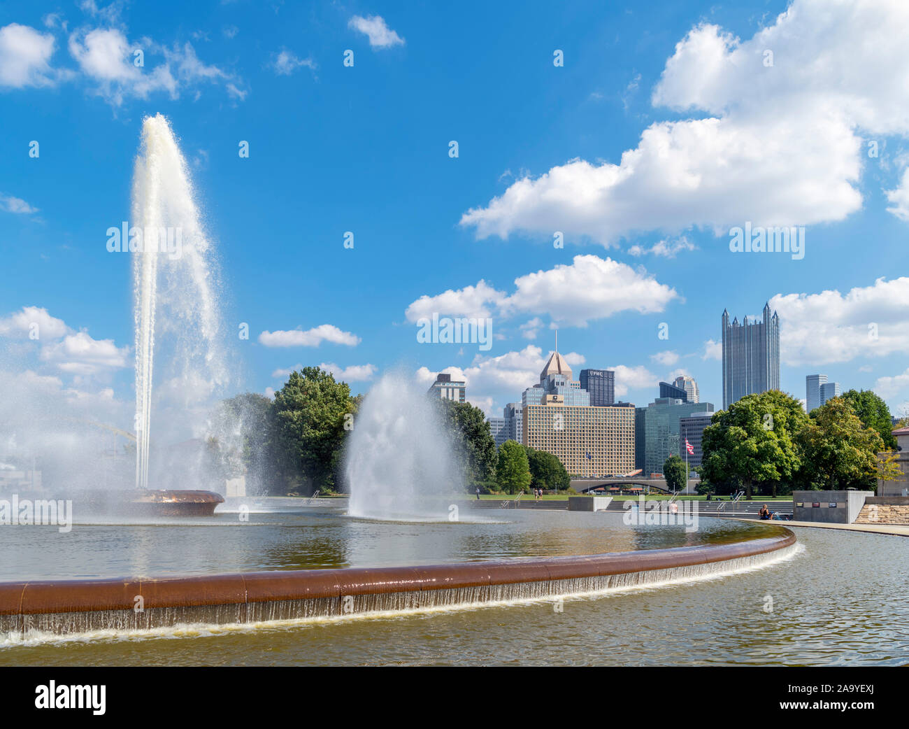 Skyline del centro di Pittsburgh dalla fontana in Point State Park, Pennsylvania, STATI UNITI D'AMERICA Foto Stock