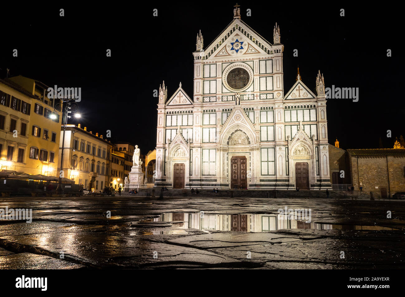 Basilica di Santa Croce a notte a Firenze, Italia Foto Stock