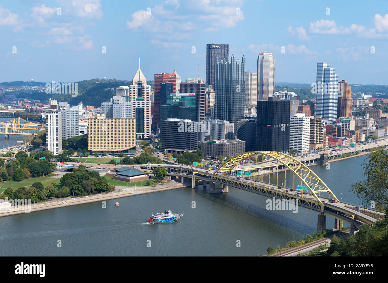 Vista aerea della skyline del centro dalla parte superiore della Duquesne Incline funicolare con Fort Duquesne ponte in primo piano di Pittsburgh, in Pennsylvania, STATI UNITI D'AMERICA Foto Stock