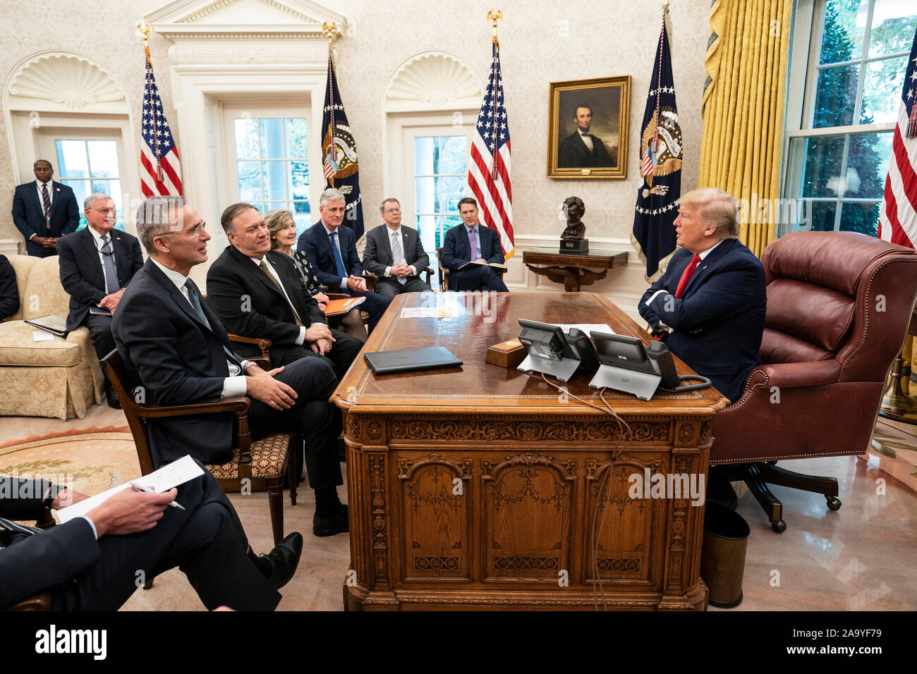 Presidente Trump partecipa a una visita di lavoro con il Segretario generale dell'Organizzazione del Trattato del Nord Atlantico (NATO) Jens Stoltenberg Giovedì, nov. 14, 2019, nell'Ufficio Ovale della Casa Bianca. Foto Stock