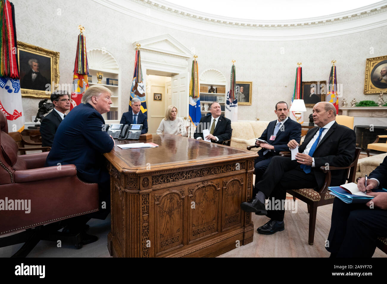 Presidente Trump partecipa alla riunione con il Ministro degli esteri francese Jean-Yves Le Drian Giovedì, nov. 14, 2019, nell'Ufficio Ovale della Casa Bianca. Foto Stock