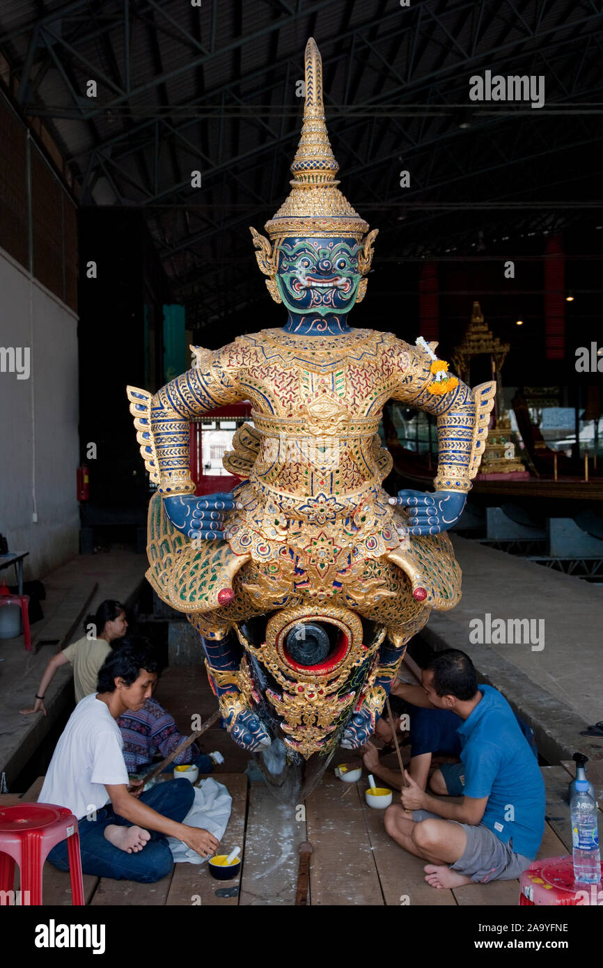 Le persone che lavorano sul dettaglio ornati in barca presso il Royal chiatte Museo Nazionale Thonburi, Bangkok, Thailandia Foto Stock