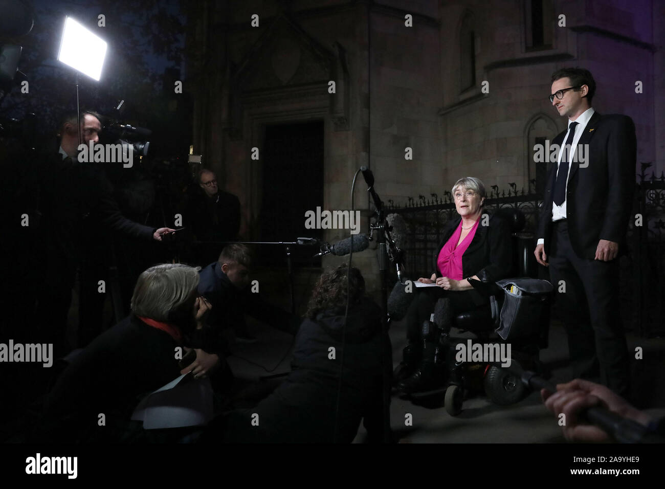 Il presidente democratico Sal Brinton parlando al di fuori della Royal Courts of Justice di Londra dove il gruppo del Partito europeo dei liberali democratici partito sono impegnativi ITV oltre l'emittente la sua esclusione del loro leader Jo Swinson da un dibattito teletrasmesso. Foto Stock